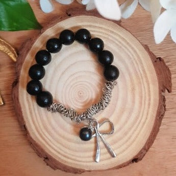 This elegant Black Bead Bracelet is crafted with carefully selected beads that provide a timeless look and will last for years. Whether you're attending a black-tie event or looking for an everyday accessory, this bracelet is perfect for any occasion. With its classic yet stylish design, you can wear it with confidence.