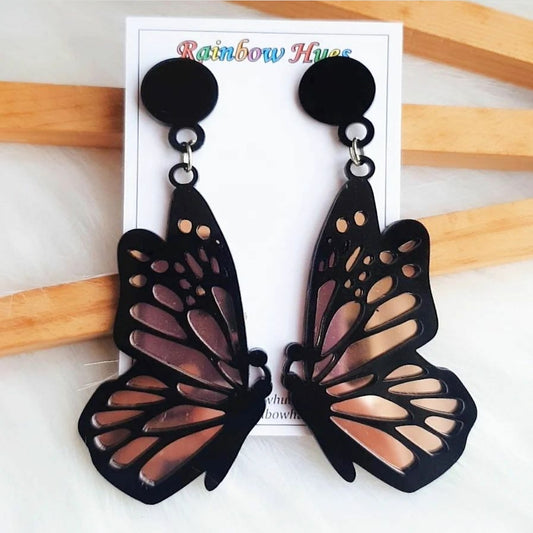 Add a hint of elegance to every outfit with these beautiful rosegold and black butterfly wing earrings. Crafted with a glossy mirror rosegold butterfly set in a black casing, these earrings will be a timeless addition to your jewellery collection! Make a statement with exquisite style!