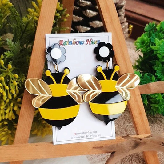 Wearable art! Our Queen Bee Earrings will make you look dazzling. Crafted with yellow and black enamel, featuring glossy golden wings that add a charming sparkle, these earrings will add style and sophistication to any outfit. Perfect for bees and jewelry lovers alike!