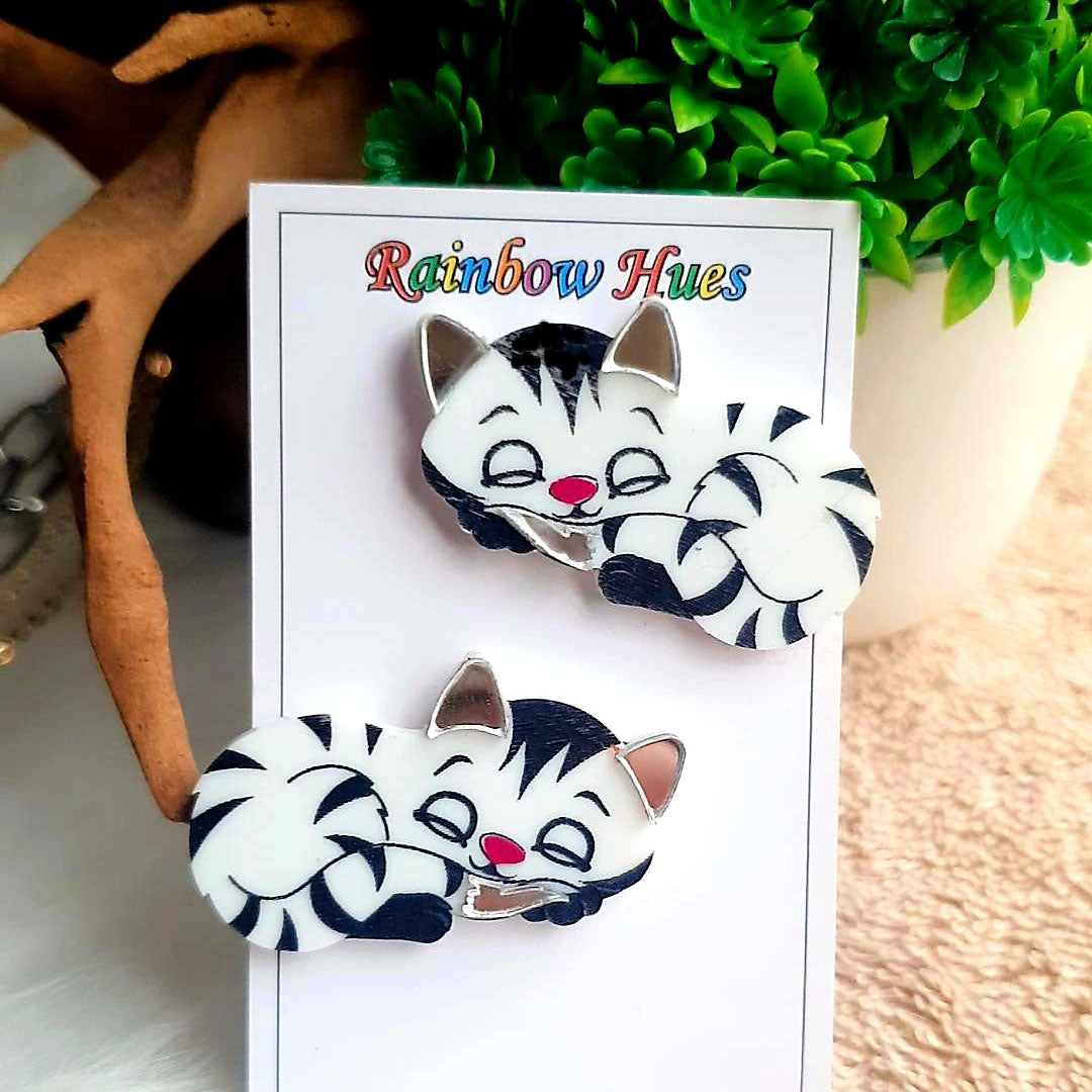 Enjoy these cute and elegant sleeping cat earrings made of acrylic material. The fine detail and delicate craftsmanship make these earrings a standout addition to any outfit. Show off your love for cats with these charming earrings.