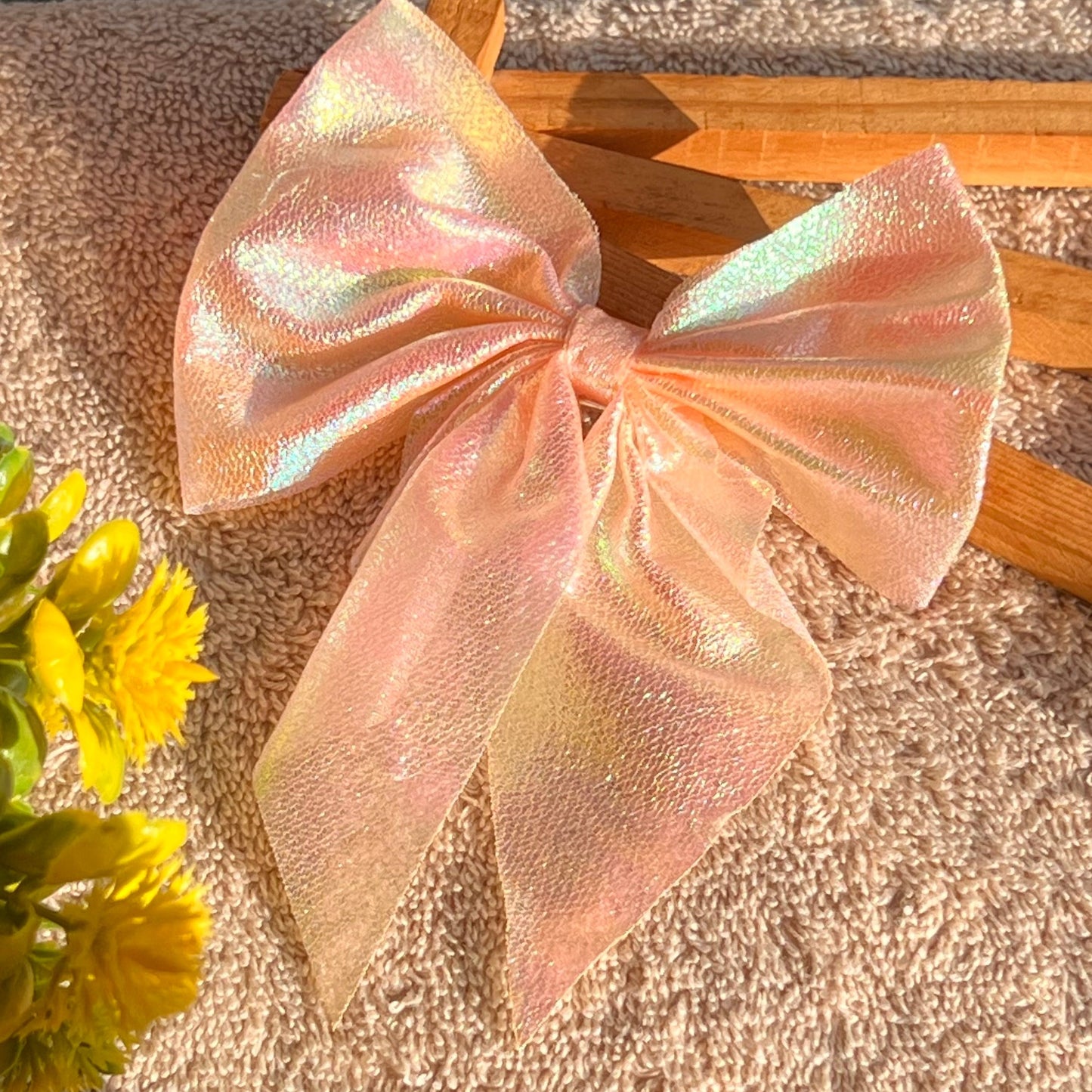 This orange bow is an eye-catching statement that will add an extra sparkle to your look. The holographic colours will dazzle and shine, making sure you stand out from the crowd! Shine bright like a diamond with this unique accessory - perfect for a special occasion!