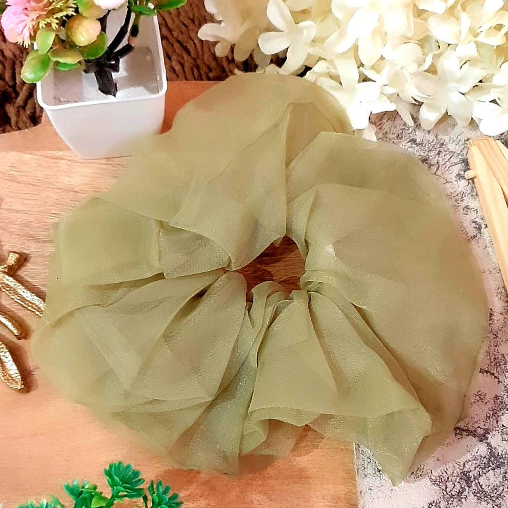 This oversized army green scrunchie is a must-have accessory for any stylish wardrobe. Its unique hue will give any look a modern touch. Crafted from high-quality materials, our large scrunchie is an easy and effortless way to complete any style.