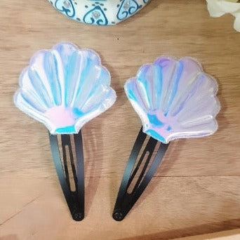 Look chic with these 2 glossy, iridescent shell fabric patch hairclips. Crafted from durable fabric, these unique accessories let you stand out from the crowd without putting a hole in your wallet. With their eye-catching design, these clips provide a perfect balance of style and affordability.