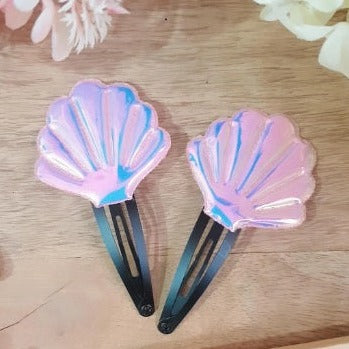 Make a statement with these Pink Shell Fabric Patch Hairclips. Their glossy glossy fabric patch makes them stylish and eye-catching. With two clips for extra hold, these hairclips will make you stand out and stay in place. Perfect for accentuating any up-do!