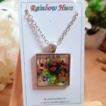 This Flower Vase Necklace is a creative and unique accessory for any wardrobe. Its silver chain and square-shaped flower vase pendant create a stylish combination that you can wear with confidence. Show off your creative side with a fashionable piece of jewelry that stands out from the crowd.