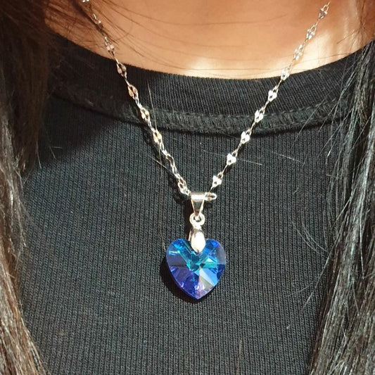 Make a statement with this breathtaking Deep Blue Sea Heart Necklace--crafted with a dainty heart and the depths of the ocean. This stunning piece of jewelry will be sure to turn heads and captivate onlookers! Add a touch of ocean elegance to your look with this exquisite necklace!