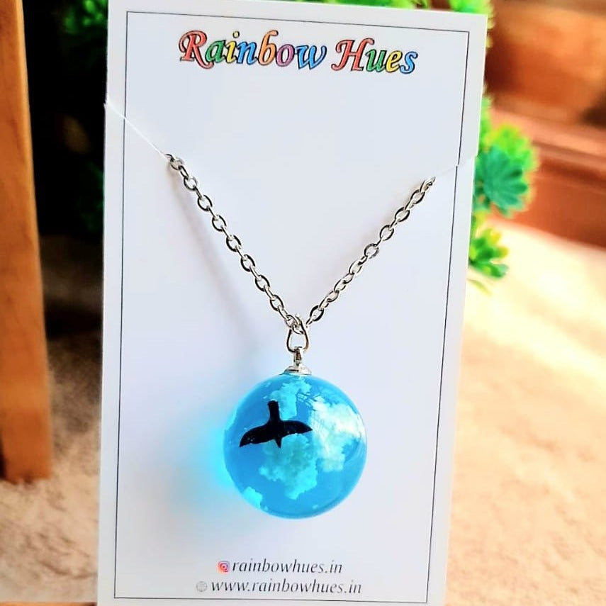 Discover the beauty of the world with the Sky N Bird Globe Necklace. Crafted with clouds and a flying bird, this necklace is an eye-catching reminder of the beauty of nature and exploration. Let its stunning design inspire you to reach for the skies! 