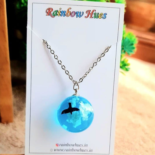Discover the beauty of the world with the Sky N Bird Globe Necklace. Crafted with clouds and a flying bird, this necklace is an eye-catching reminder of the beauty of nature and exploration. Let its stunning design inspire you to reach for the skies! 
