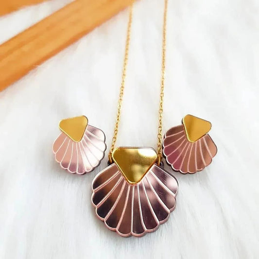 This stunning necklace and earring set is perfect for the beach enthusiast. Crafted from mirror glossy rosegold and gold to emulate the beauty of seashells, this set will be sure to make a statement and complete your look.