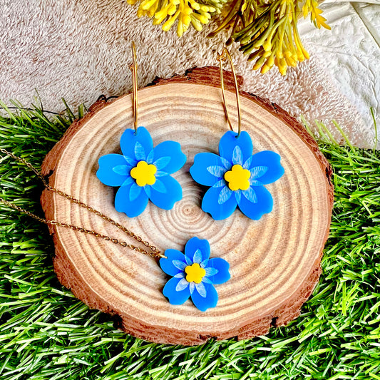 Spread joy with this Forget Me Not Flower Set! Featuring a vibrant selection of vibrant blue flowers, this gift set is sure to brighten someone's day. Perfect for special occasions or surprise gestures, with this set you can show your loved ones how special they are. Show your thoughtfulness and make sure they never forget you with Forget Me Not Flower Set!