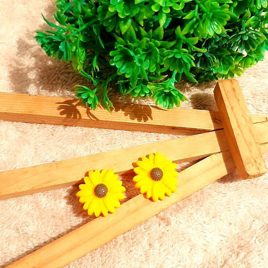 Bring sunshine and cheer to your day with these beautiful sunflower stud earrings! The bright and cheery design will light up your face and your wardrobe. Show off your unique style and brighten any day with these stunning earrings.