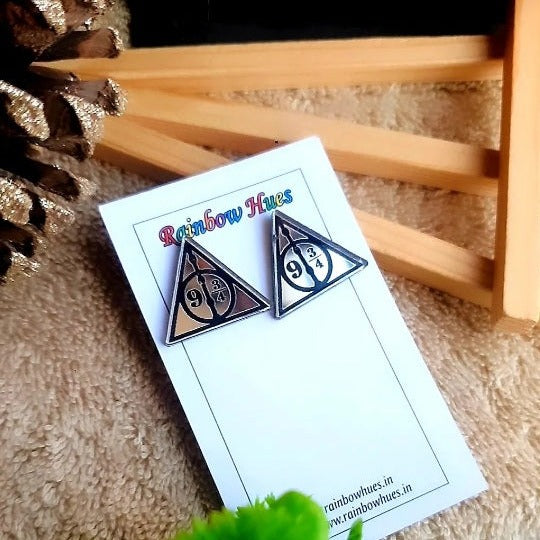 These Deathly Hallows Stud Earrings are crafted with lightweight acrylic and feature a fine mirrored silver finish. Perfect for any Harry Potter fan, they make a must-have addition to any jewelry collection.